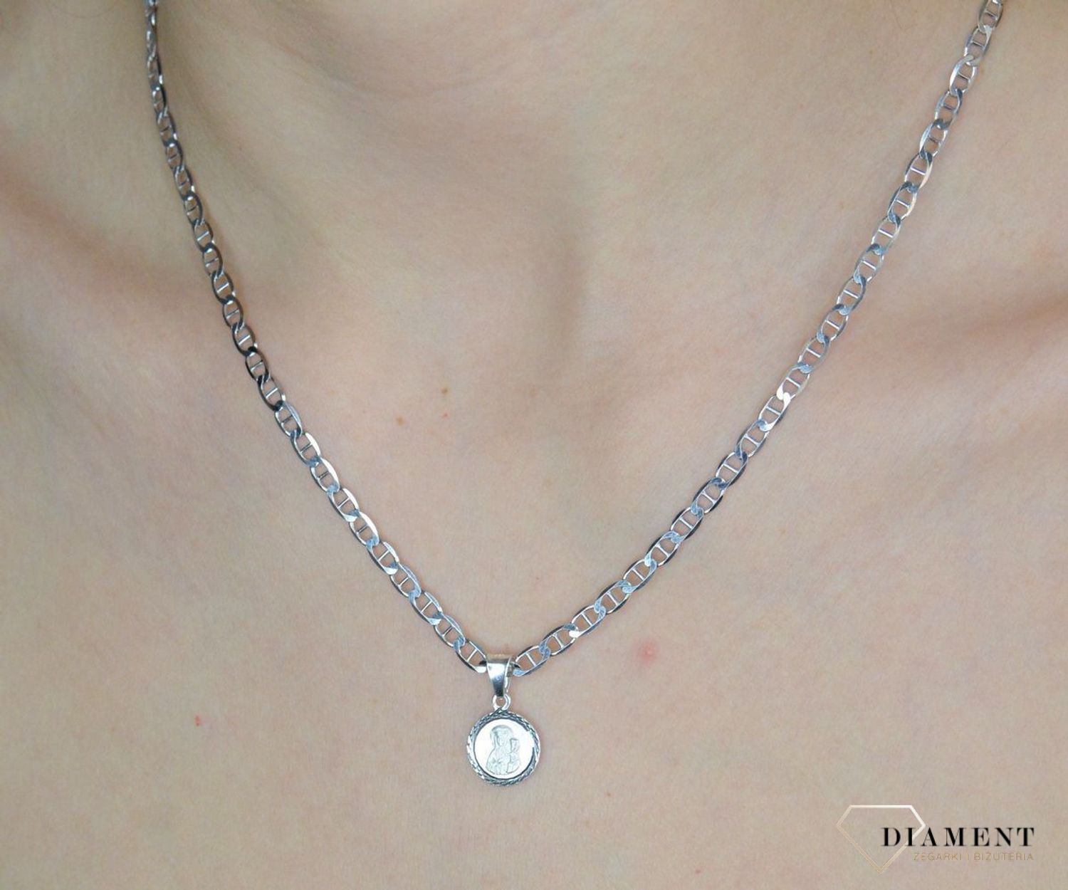 Srebrny medalik okrągły Matka Boska Częstochowska.  Srebrny medalik święty. Medalik srebrny z Matką Boską Częstochowską. Medalik srebrny okrągły . Medalik srebrny na komunię. Medalik srebrny na prezent..jpg