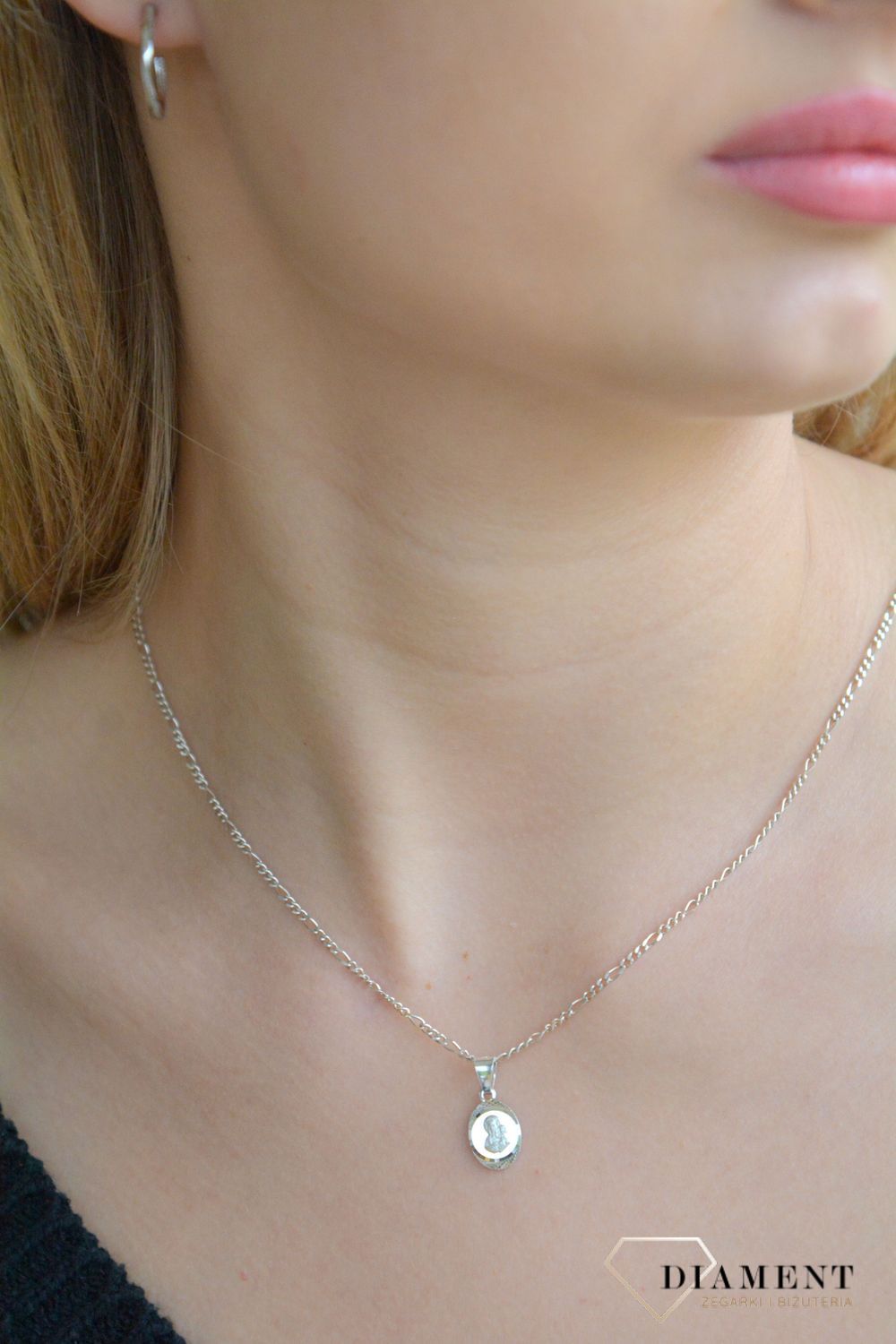 Srebrny medalik owalny Matka Boska Częstochowska DIA-ZAW-GMD139-925. Srebrny medalik święty. Medalik srebrny z Matką Boską Częstochowską. Medalik srebrny owalny. Medalik srebrny na komunię. Medalik srebrny na prezent. — kopia.jpg