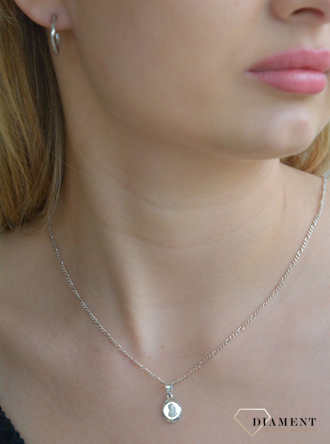 Srebrny medalik owalny Matka Boska Częstochowska DIA-ZAW-GMD139-925. Srebrny medalik święty. Medalik srebrny z Matką Boską Częstochowską. Medalik srebrny owalny. Medalik srebrny na komunię. Medalik srebrny na prezent. — kopia.jpg