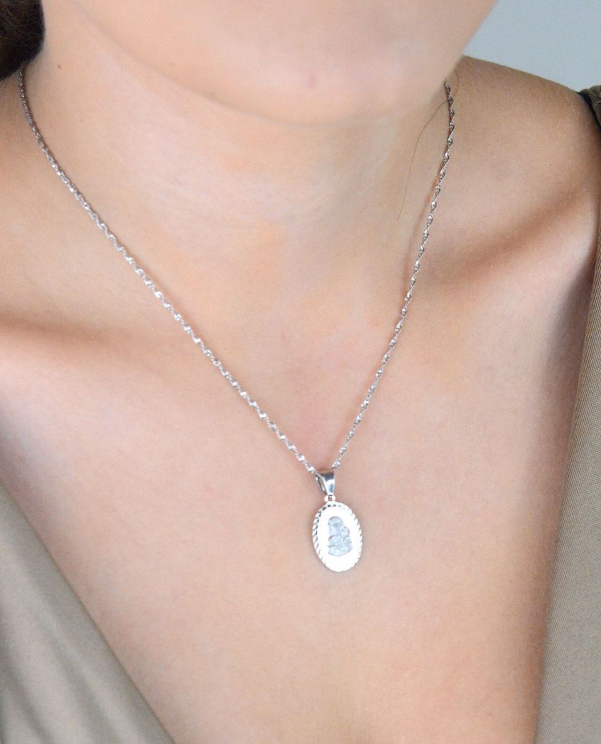 Srebrny medalik owalny z Maryją DIA-ZAW-GMD164R-925 – zawieszka 925 z grawerem  Prezent religijny.jpg