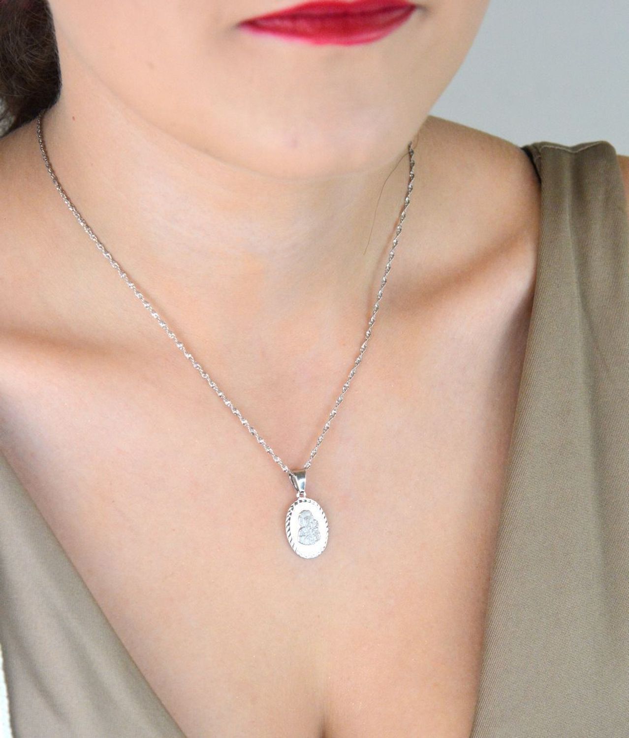 Srebrny medalik owalny z Maryją DIA-ZAW-GMD164R-925 – zawieszka 925 z grawerem  Prezent religijny.jpg