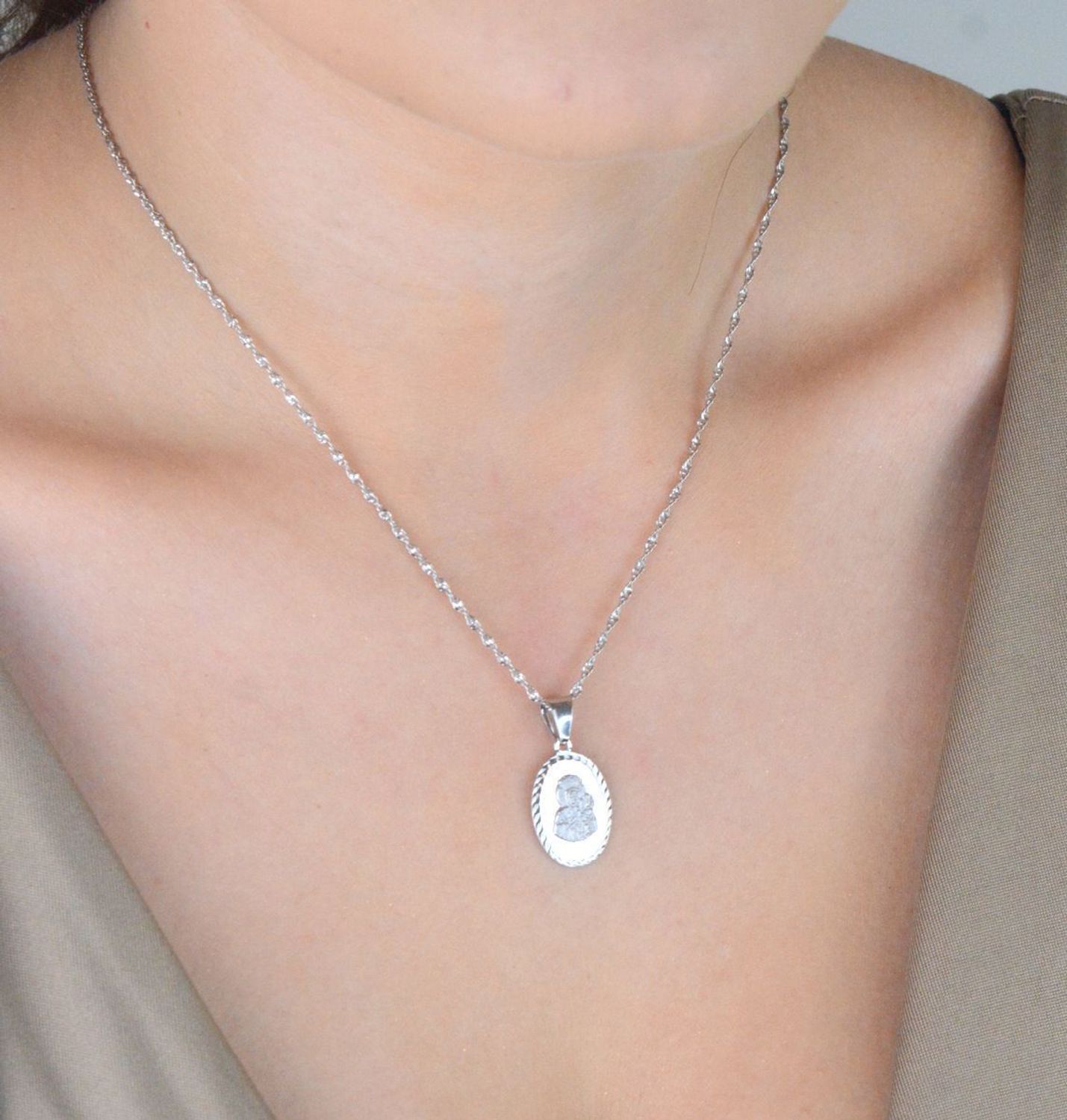 Srebrny medalik owalny z Maryją DIA-ZAW-GMD164R-925 – zawieszka 925 z grawerem  Prezent religijny.jpg