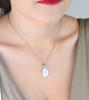 Owalny srebrny medalik z grawerowanymi brzegami i wizerunkiem Maryi. Srebro próby 925. Długość 2,6 cm, waga 2,11 g. Idealny prezent sakralny na Komunię, Chrzest, Bierzmowanie (1).JPG