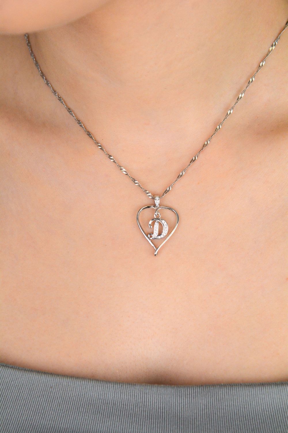Zawieszka srebrna serce z literka D próba 925, DIA-ZAW-HP007+D11M-925 Wyraź swoje uczucia lub podkreśl swoją tożsamość dzięki srebrnej zawieszce w kształcie serca z literką „D 1.jpg