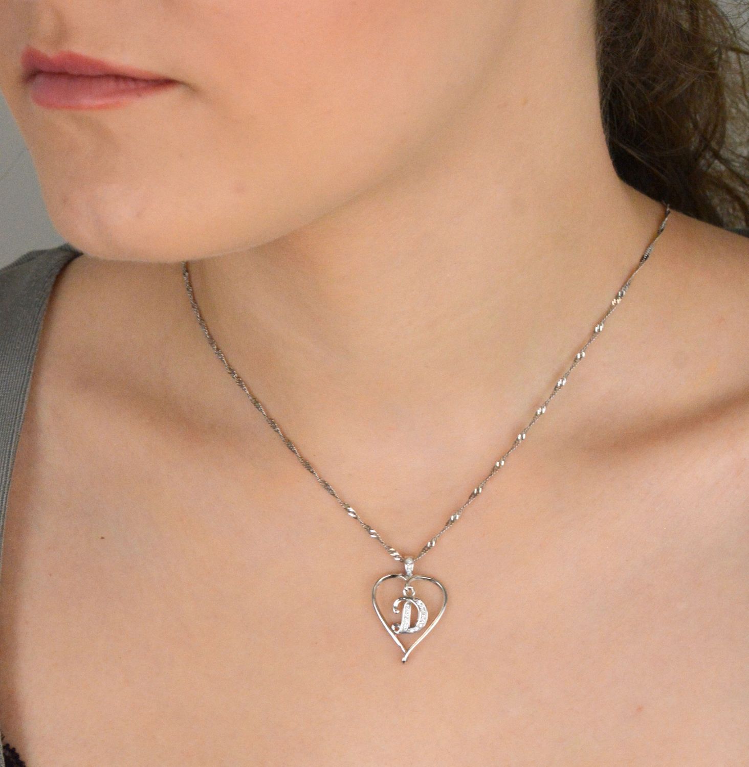 Zawieszka srebrna serce z literka D próba 925, DIA-ZAW-HP007+D11M-925 Wyraź swoje uczucia lub podkreśl swoją tożsamość dzięki srebrnej zawieszce w kształcie serca z literką „D 1.jpg