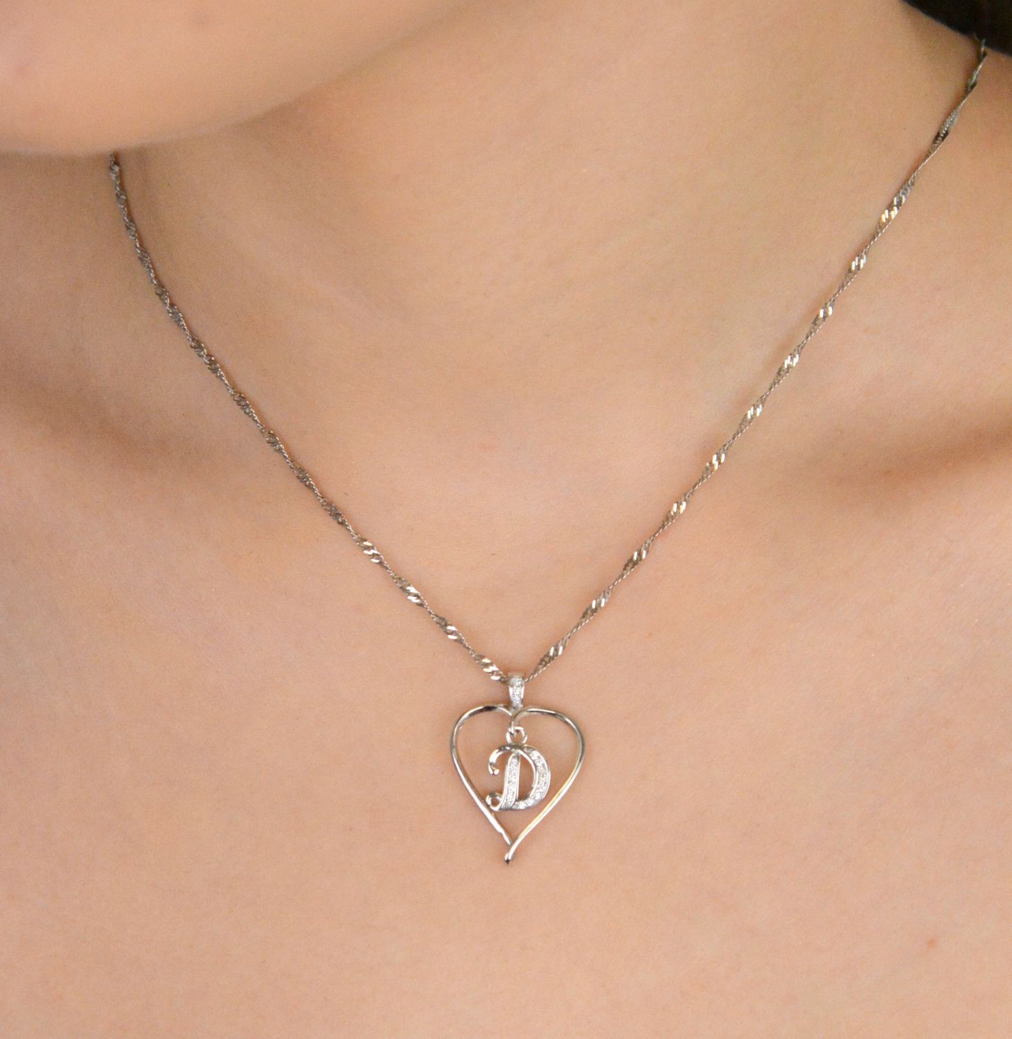 Zawieszka srebrna serce z literka D próba 925, DIA-ZAW-HP007+D11M-925 Wyraź swoje uczucia lub podkreśl swoją tożsamość dzięki srebrnej zawieszce w kształcie serca z literką „D 1.jpg