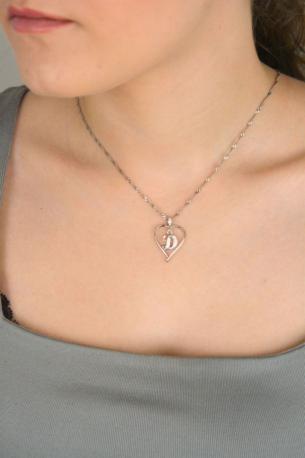 Zawieszka srebrna serce z literka D próba 925, DIA-ZAW-HP007+D11M-925 Wyraź swoje uczucia lub podkreśl swoją tożsamość dzięki srebrnej zawieszce w kształcie serca z literką „D 1.jpg