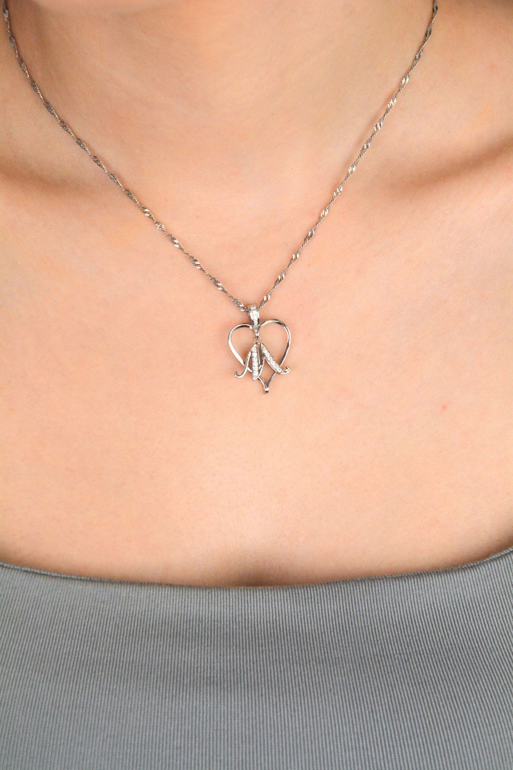 Zawieszka srebrna serduszko z literką M w cyrkonie próba 925, DIA-ZAW-HP007+M11MM-925 Delikatna, osobista i pełna uroku – srebrna zawieszka w kształcie serduszka z literką „M”1.jpg