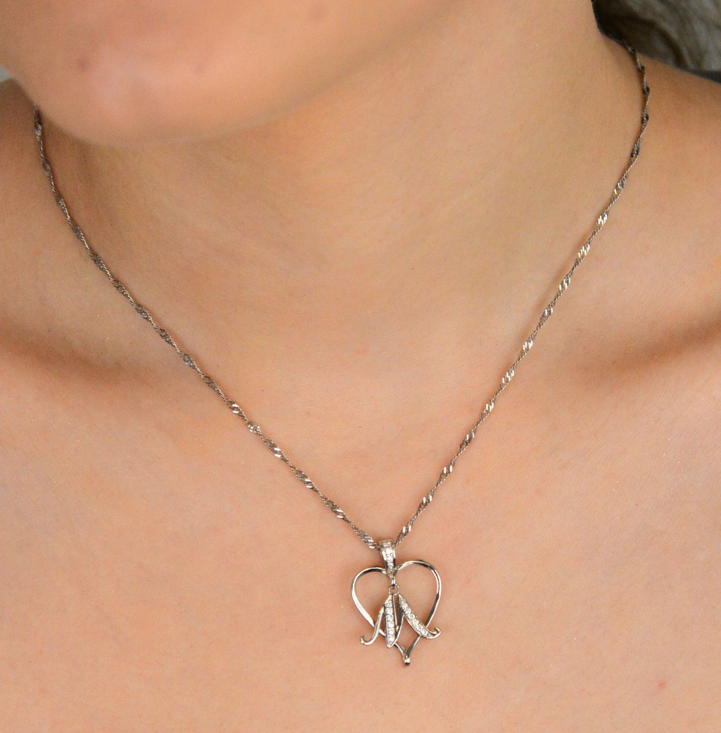 Zawieszka srebrna serduszko z literką M w cyrkonie próba 925, DIA-ZAW-HP007+M11MM-925 Delikatna, osobista i pełna uroku – srebrna zawieszka w kształcie serduszka z literką „M”1.jpg