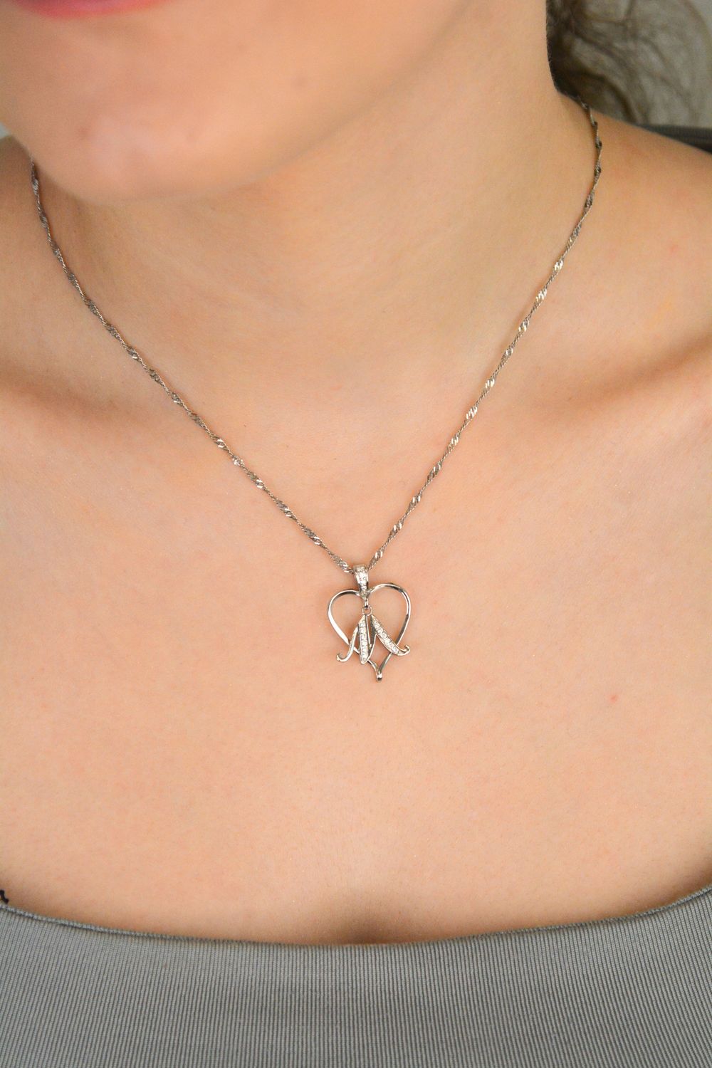 Zawieszka srebrna serduszko z literką M w cyrkonie próba 925, DIA-ZAW-HP007+M11MM-925 Delikatna, osobista i pełna uroku – srebrna zawieszka w kształcie serduszka z literką „M”1.jpg