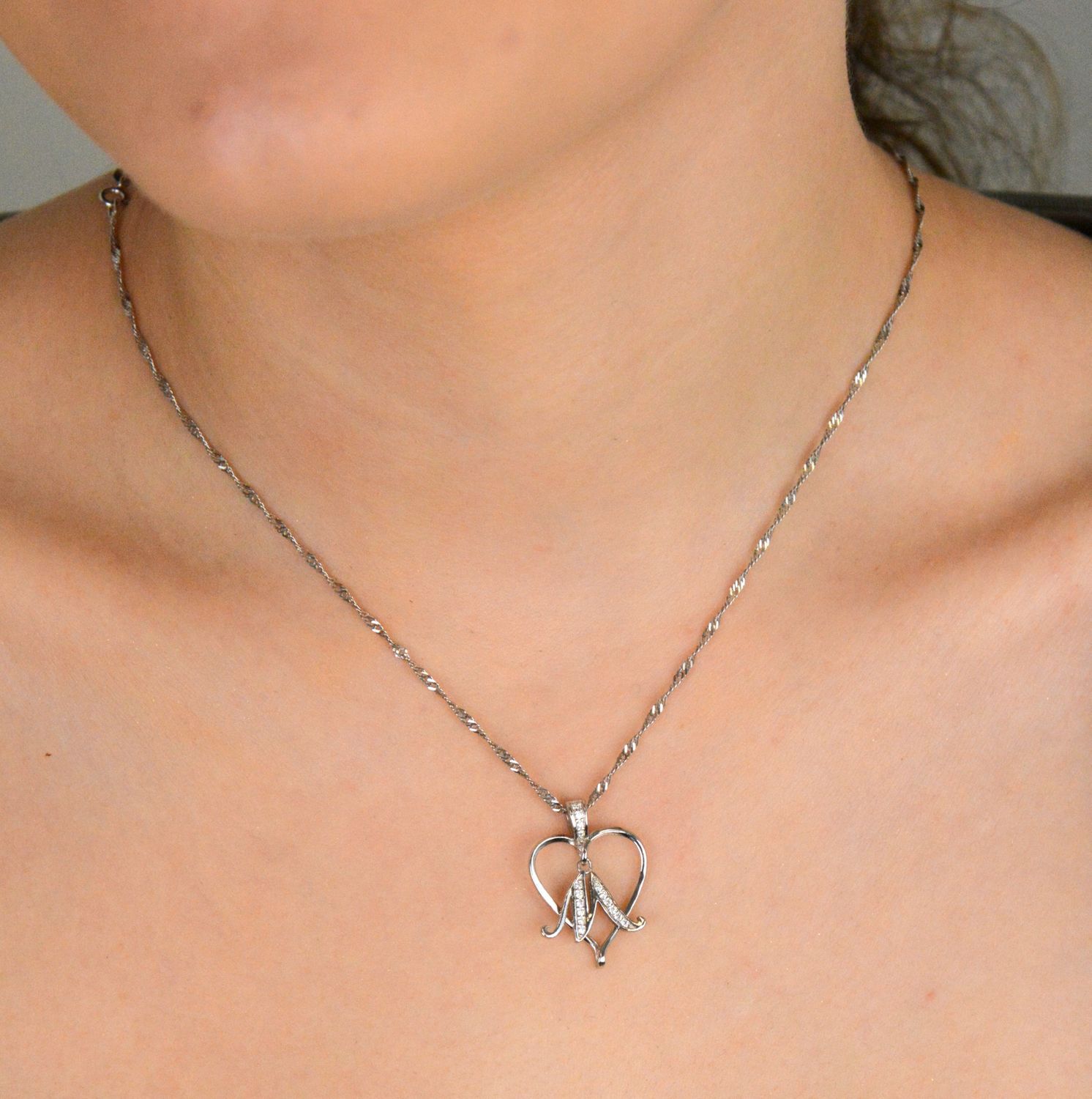 Zawieszka srebrna serduszko z literką M w cyrkonie próba 925, DIA-ZAW-HP007+M11MM-925 Delikatna, osobista i pełna uroku – srebrna zawieszka w kształcie serduszka z literką „M”1.jpg