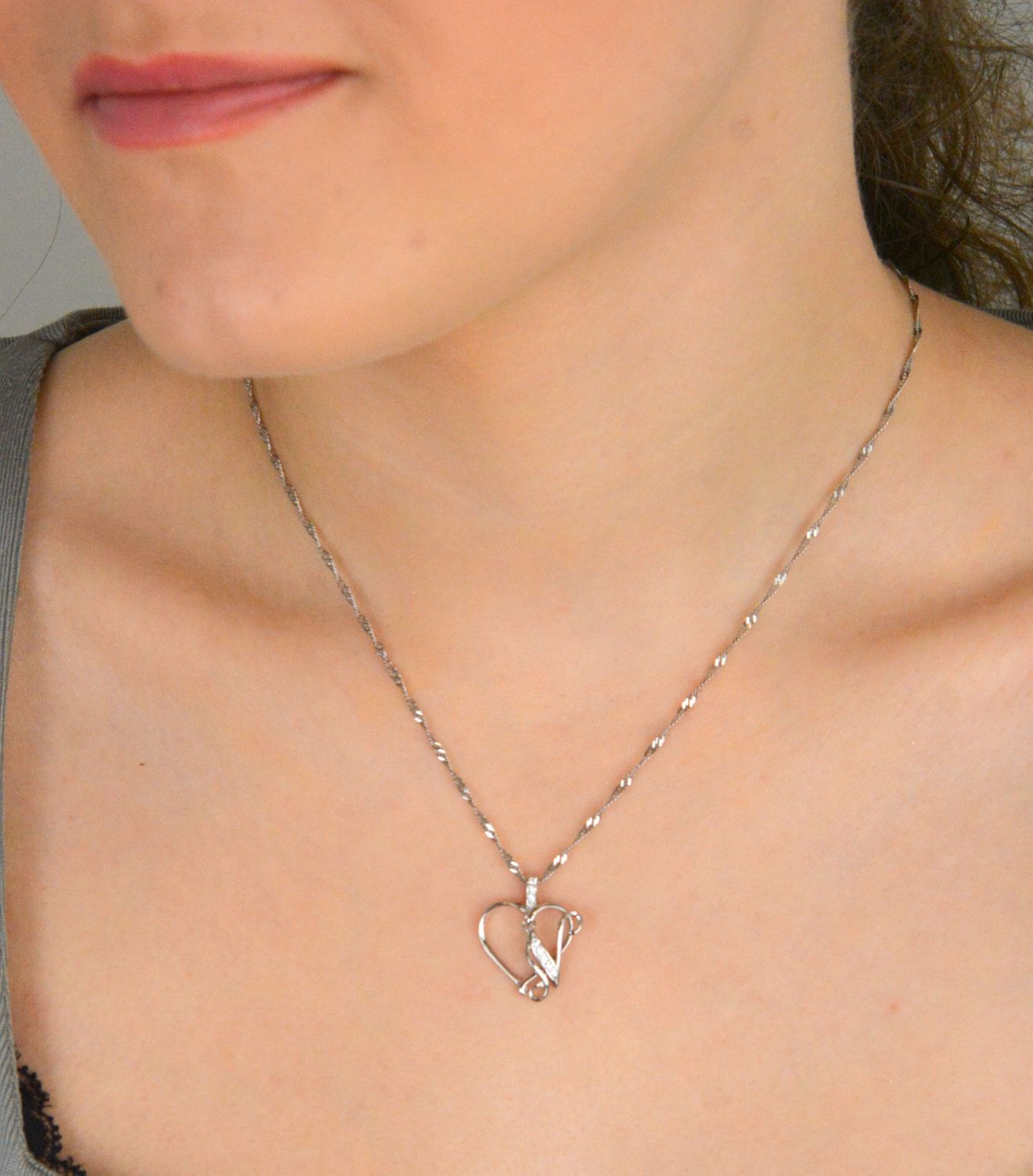 Zawieszka srebrna serce z literką N próba 925, DIA-ZAW-HP007+N11MM-925 Podkreśl znaczenie ważnych inicjałów z elegancją – srebrna zawieszka w kształcie serca z literką „N”1.jpg