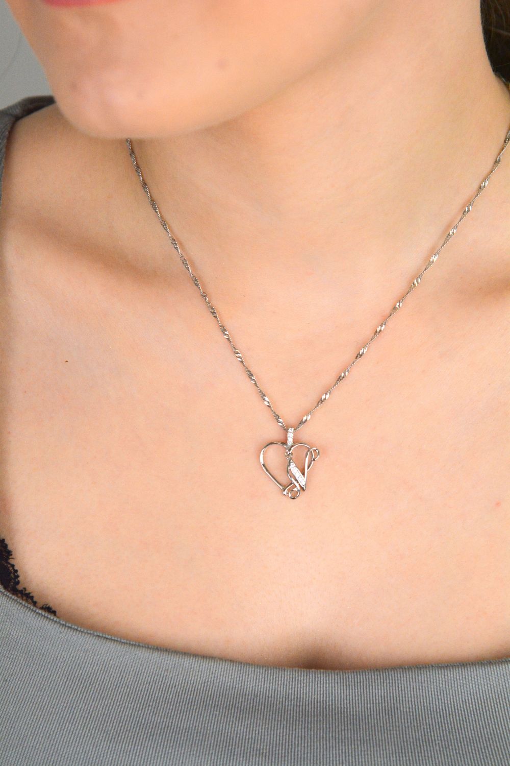 Zawieszka srebrna serce z literką N próba 925, DIA-ZAW-HP007+N11MM-925 Podkreśl znaczenie ważnych inicjałów z elegancją – srebrna zawieszka w kształcie serca z literką „N”1.jpg