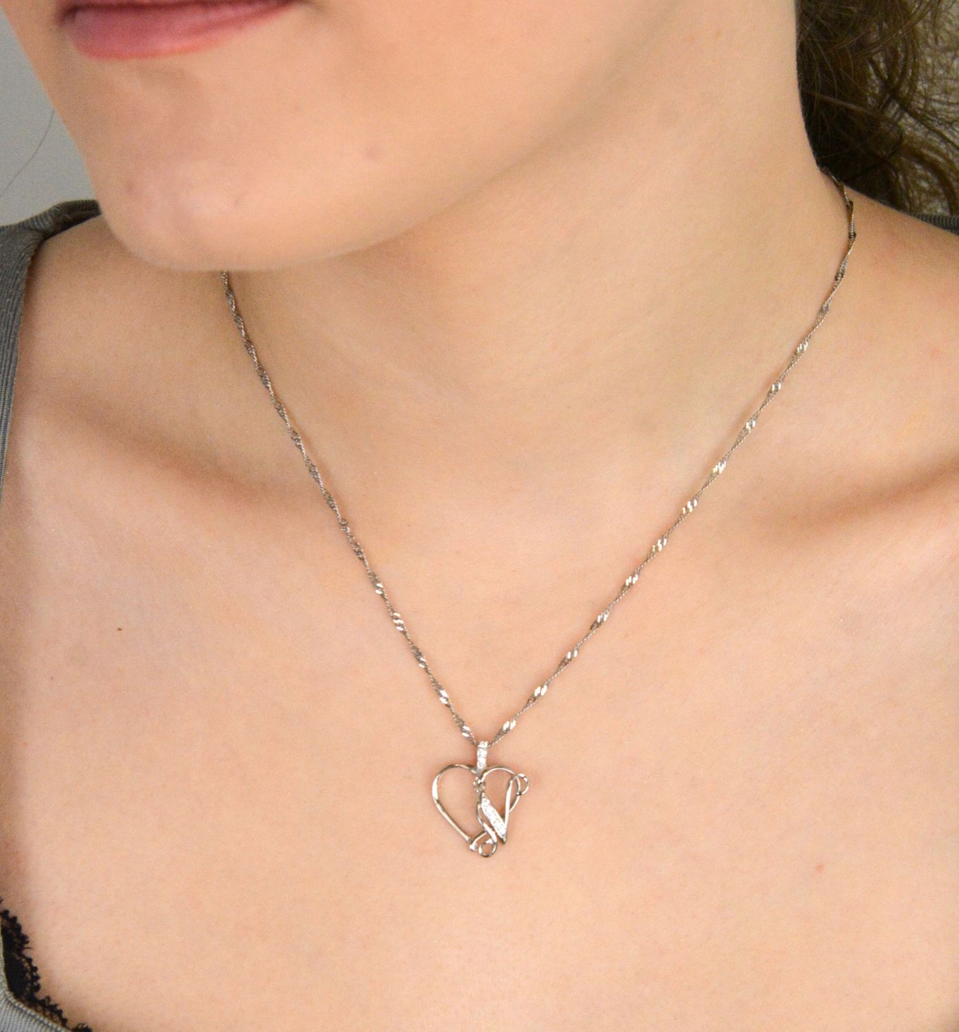 Zawieszka srebrna serce z literką N próba 925, DIA-ZAW-HP007+N11MM-925 Podkreśl znaczenie ważnych inicjałów z elegancją – srebrna zawieszka w kształcie serca z literką „N”1.jpg