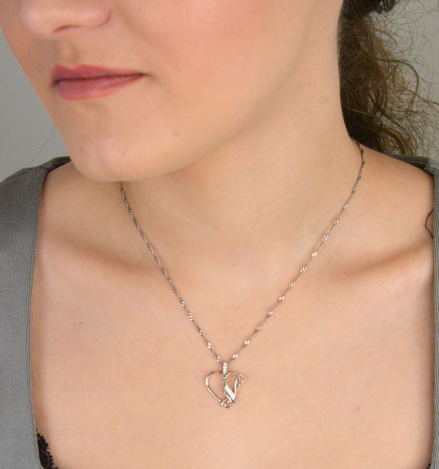 Zawieszka srebrna serce z literką N próba 925, DIA-ZAW-HP007+N11MM-925 Podkreśl znaczenie ważnych inicjałów z elegancją – srebrna zawieszka w kształcie serca z literką „N”1.jpg