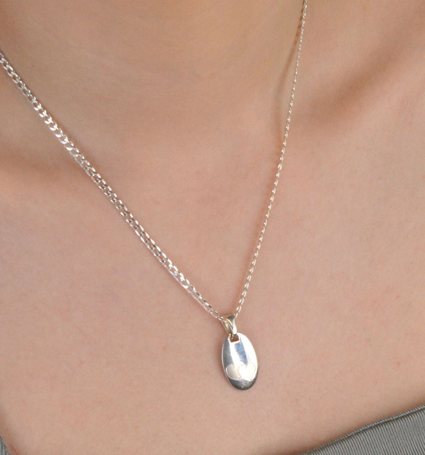 Zawieszka damska blaszka owalna z dwoma serduszkami próba 925, DIA-ZAW-JULKA-6-925 Owalna blaszka ozdobiona dwoma subtelnymi serduszkami to wyjątkowy symbol miłości,1.jpg