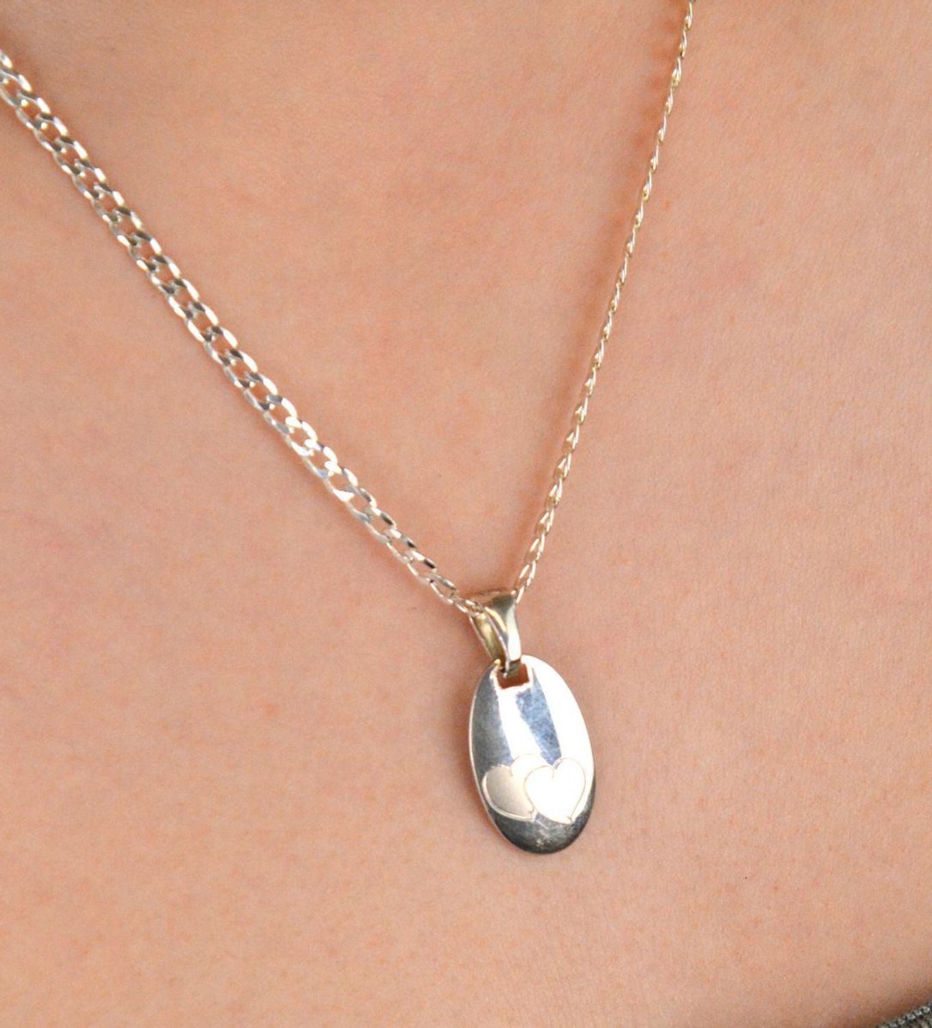 Zawieszka damska blaszka owalna z dwoma serduszkami próba 925, DIA-ZAW-JULKA-6-925 Owalna blaszka ozdobiona dwoma subtelnymi serduszkami to wyjątkowy symbol miłości,1.jpg