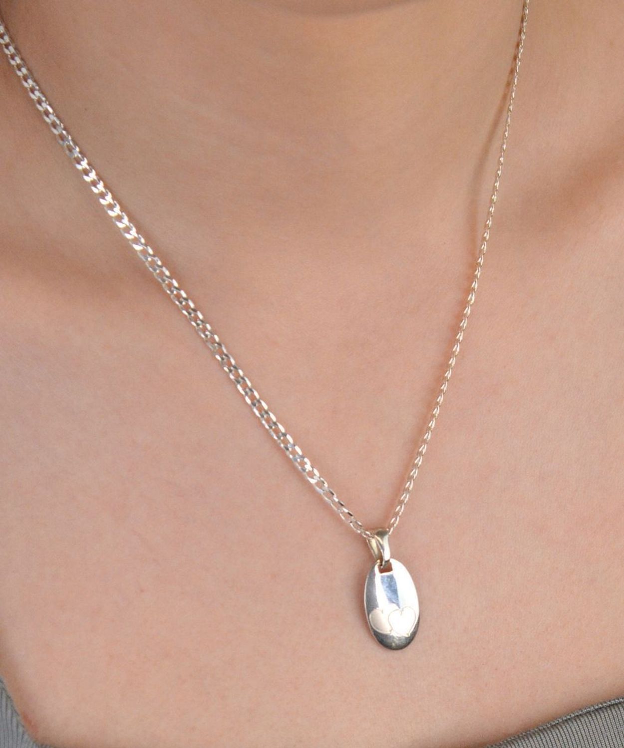 Zawieszka damska blaszka owalna z dwoma serduszkami próba 925, DIA-ZAW-JULKA-6-925 Owalna blaszka ozdobiona dwoma subtelnymi serduszkami to wyjątkowy symbol miłości,1.jpg