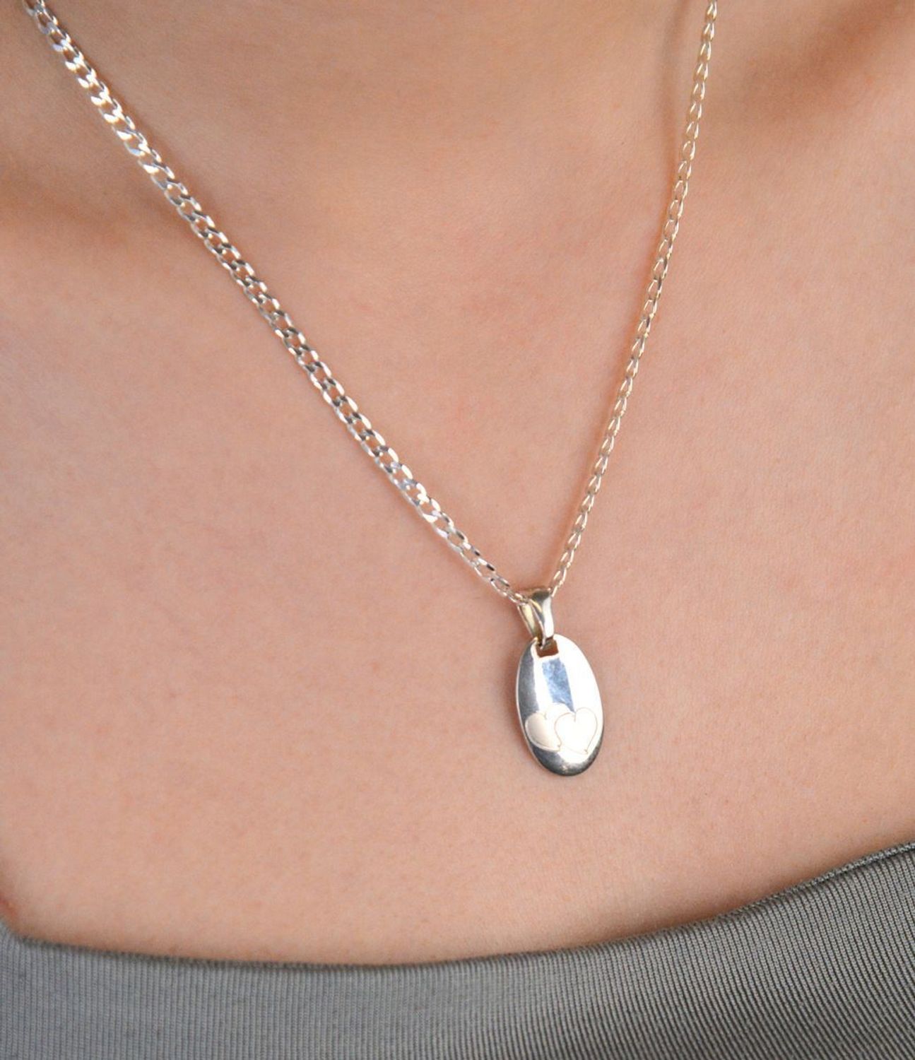 Zawieszka damska blaszka owalna z dwoma serduszkami próba 925, DIA-ZAW-JULKA-6-925 Owalna blaszka ozdobiona dwoma subtelnymi serduszkami to wyjątkowy symbol miłości,1.jpg