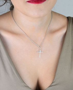 Zawieszka srebrna próby 925 w formie gładkiego krzyża. Wymiary 3,0x1,5 cm, waga 0,61 g. Klasyczny, minimalistyczny symbol wiary (1).JPG