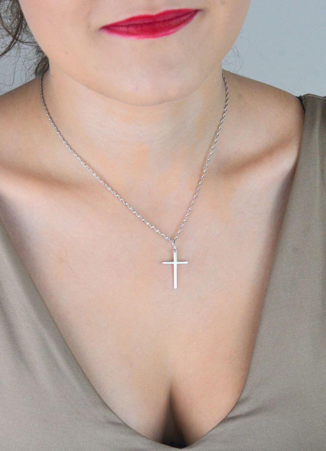 Zawieszka srebrna próby 925 w formie gładkiego krzyża. Wymiary 3,0x1,5 cm, waga 0,61 g. Klasyczny, minimalistyczny symbol wiary.1.jpg