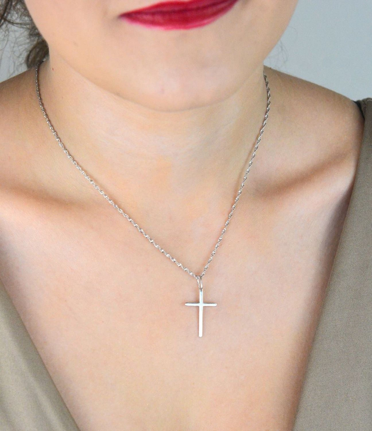 Zawieszka srebrna próby 925 w formie gładkiego krzyża. Wymiary 3,0x1,5 cm, waga 0,61 g. Klasyczny, minimalistyczny symbol wiary.1.jpg