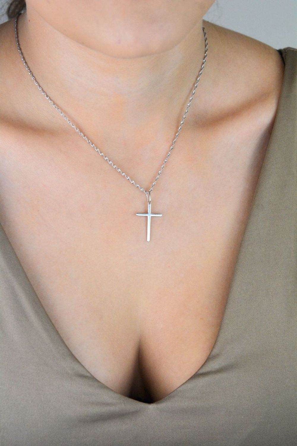 Zawieszka srebrna próby 925 w formie gładkiego krzyża. Wymiary 3,0x1,5 cm, waga 0,61 g. Klasyczny, minimalistyczny symbol wiary.1.jpg