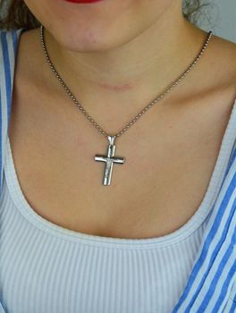 Zawieszka srebrna próby 925 – krzyż z Jezusem. Wymiary 4,0x2,4 cm, waga 4,82 g. Klasyczny symbol wiary i duchowej ochrony. Ponadczasowa pamiątka (1).JPG