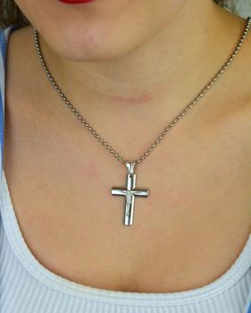 Zawieszka srebrna próby 925 – krzyż z Jezusem. Wymiary 4,0x2,4 cm, waga 4,82 g. Klasyczny symbol wiary i duchowej ochrony. Ponadczasowa pamiątka (2).JPG