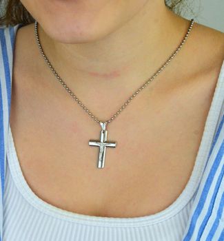 Zawieszka srebrna próby 925 – krzyż z Jezusem. Wymiary 4,0x2,4 cm, waga 4,82 g. Klasyczny symbol wiary i duchowej ochrony. Ponadczasowa pamiątka (5).JPG