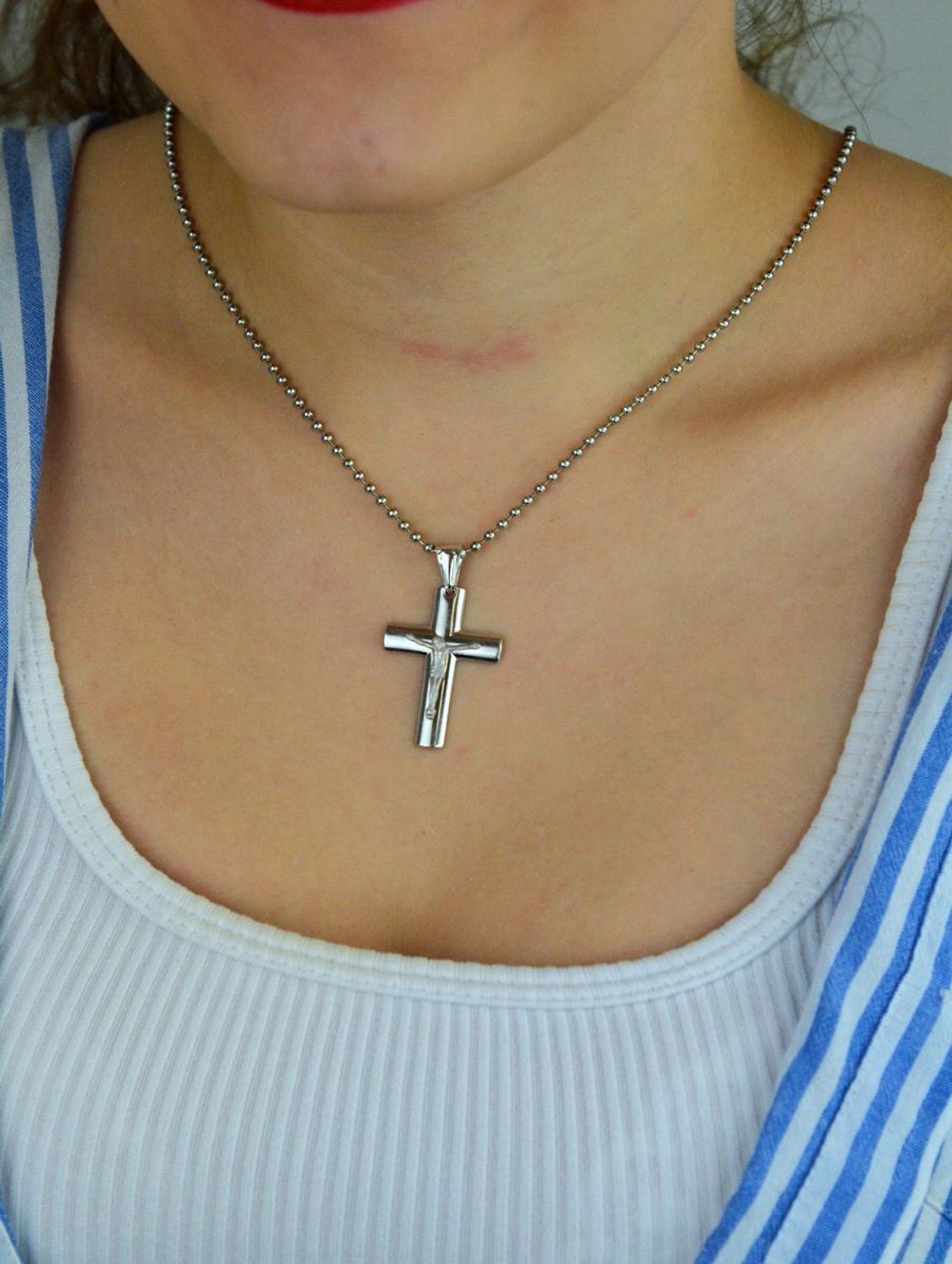 Zawieszka srebrna próby 925 – krzyż z Jezusem. Wymiary 4,0x2,4 cm, waga 4,82 g. Klasyczny symbol wiary i duchowej ochrony. Ponadczasowa pamiątka.1.jpg