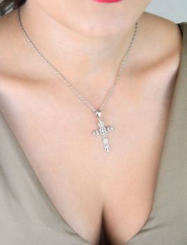 Srebrna zawieszka krzyżyk o wiktoriańskim wzorze, długość 4 cm, waga 1,89 g. Wykonana ze srebra 925. Elegancki i symboliczny prezent religijny (1).JPG
