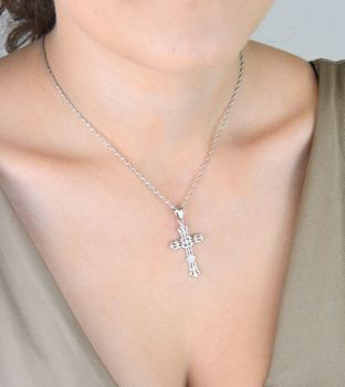 Srebrna zawieszka krzyżyk o wiktoriańskim wzorze, długość 4 cm, waga 1,89 g. Wykonana ze srebra 925. Elegancki i symboliczny prezent religijny (3).JPG