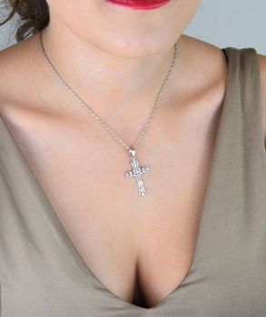 Srebrna zawieszka krzyżyk o wiktoriańskim wzorze, długość 4 cm, waga 1,89 g. Wykonana ze srebra 925. Elegancki i symboliczny prezent religijny (4).JPG