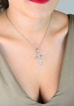 Srebrna zawieszka krzyżyk o wiktoriańskim wzorze, długość 4 cm, waga 1,89 g. Wykonana ze srebra 925. Elegancki i symboliczny prezent religijny (5).JPG
