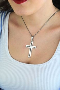 Zawieszka srebrna 925 krzyż  DIA-ZAW-K203-925 (1).jpg