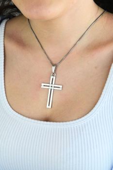 Zawieszka srebrna 925 krzyż  DIA-ZAW-K203-925 (2).jpg