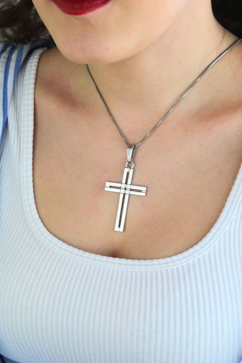 Elegancka zawieszka męska w kształcie krzyża ze srebra próby 925. Wyrazista forma, solidna waga, klasyczny motyw biżuterii.1.jpg