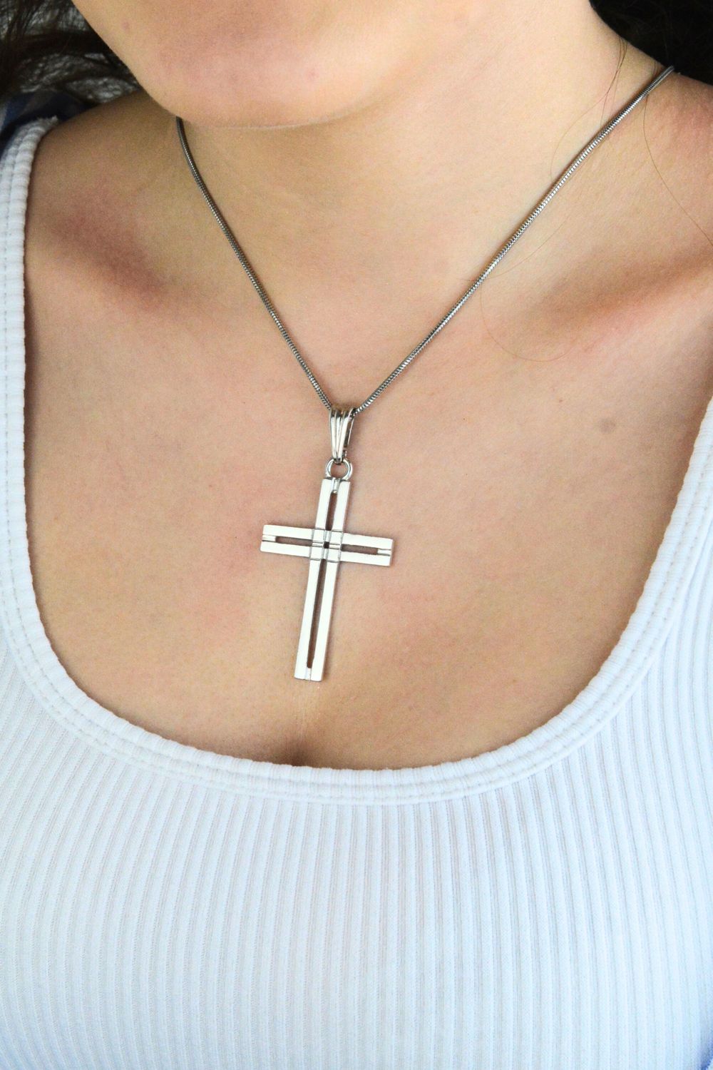 Elegancka zawieszka męska w kształcie krzyża ze srebra próby 925. Wyrazista forma, solidna waga, klasyczny motyw biżuterii.1.jpg