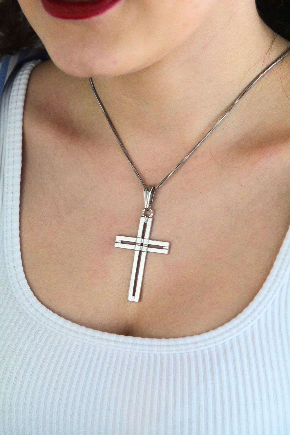 Elegancka zawieszka męska w kształcie krzyża ze srebra próby 925. Wyrazista forma, solidna waga, klasyczny motyw biżuterii.1.jpg