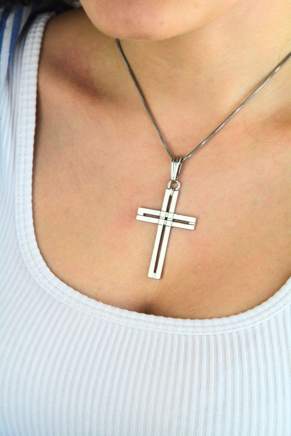 Elegancka zawieszka męska w kształcie krzyża ze srebra próby 925. Wyrazista forma, solidna waga, klasyczny motyw biżuterii.1.jpg