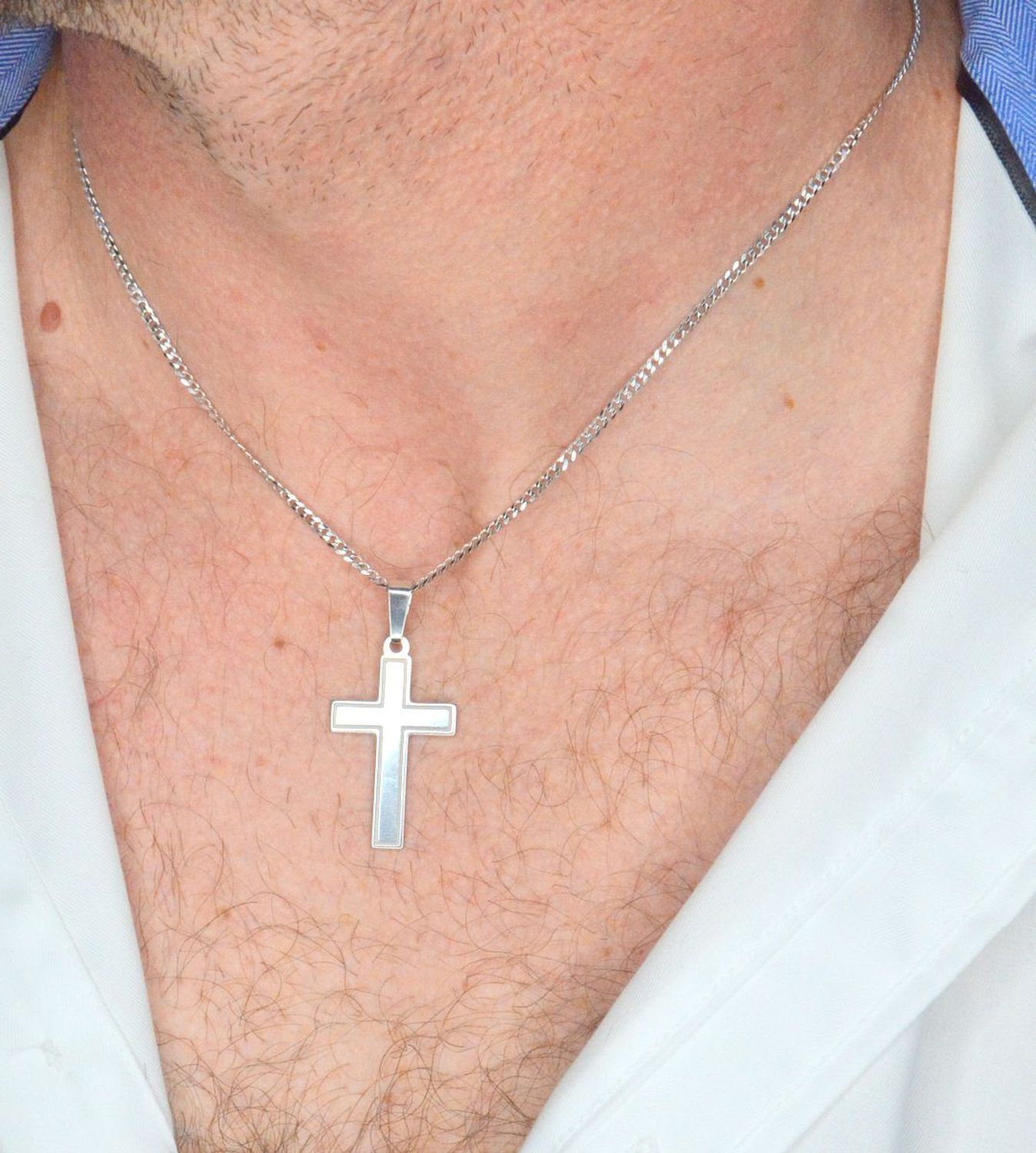 Srebrny krzyżyk 925 DIA-ZAW-KC002R-925 Srebrna zawieszka krzyż wykonana z próby 925. Srebrny wisiorek w formie krzyżyka z grawerowaniem. Zawieszka krzyżyk to uniwersalny dodatek.1.jpg