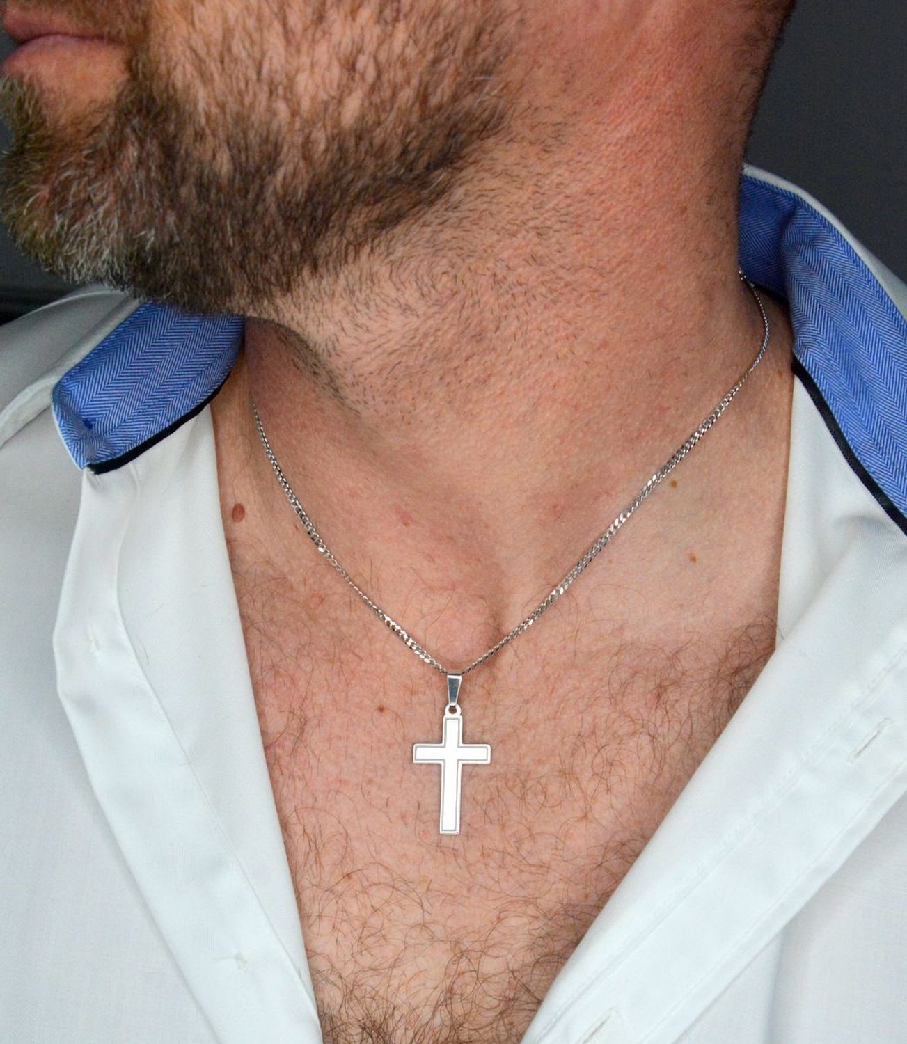 Srebrny krzyżyk 925 DIA-ZAW-KC002R-925 Srebrna zawieszka krzyż wykonana z próby 925. Srebrny wisiorek w formie krzyżyka z grawerowaniem. Zawieszka krzyżyk to uniwersalny dodatek.1.jpg