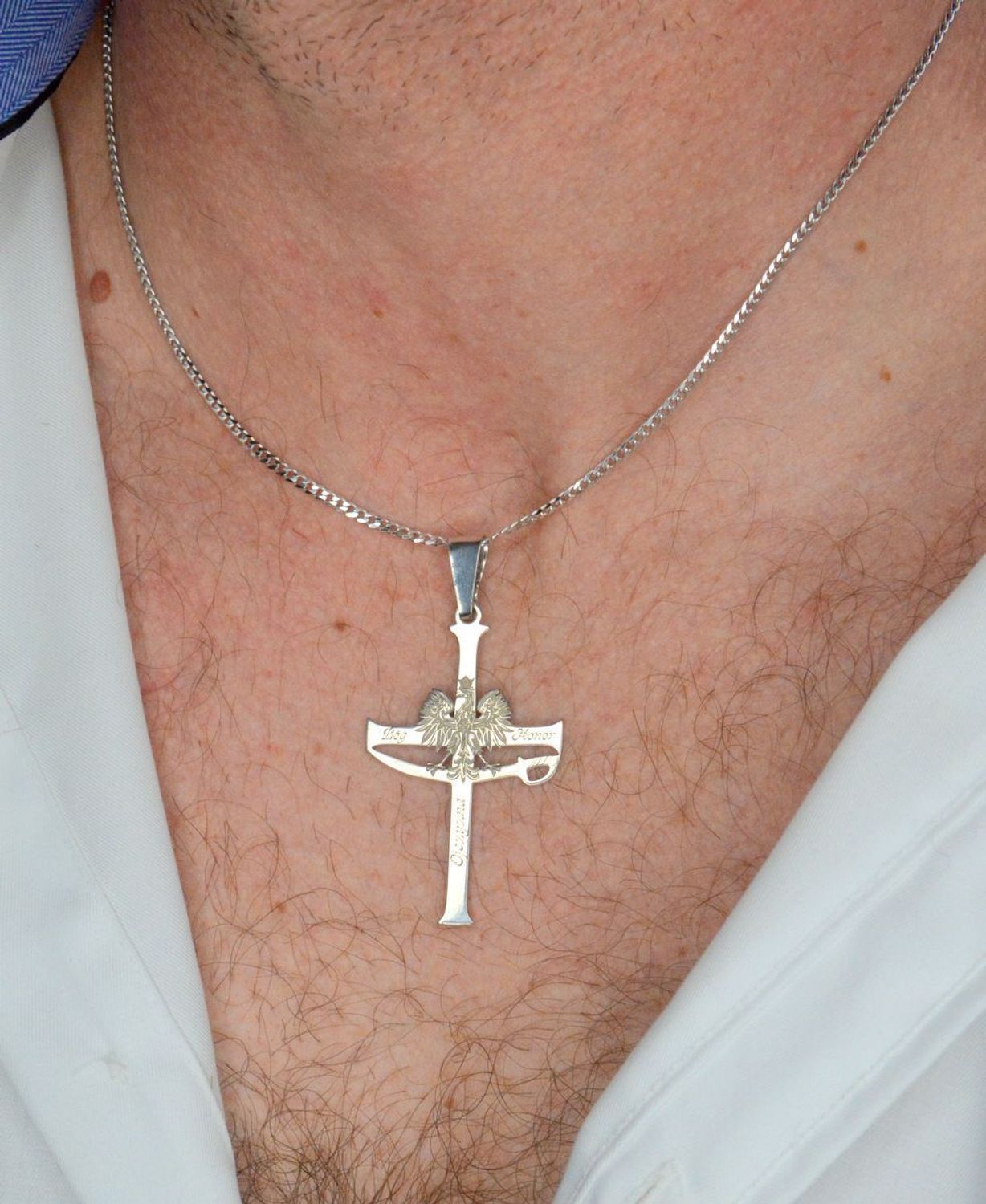 Zawieszka krzyż srebrny z orłem Bóg, Honor, Ojczyzna DIA-ZAW-KC010R-925  Srebrna zawieszka krzyż wykonana z próby 925. Srebrny wisiorek w formie krzyżyka z orzełkiem posiada napis Bóg, Honor, Ojczyzna.1.jpg