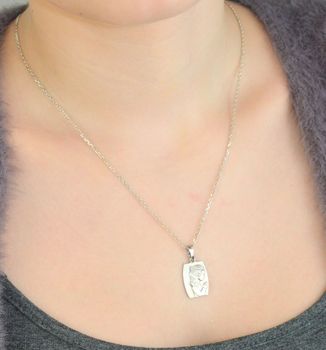 Srebrny medalik komunijny próby 925 z dziewczynką modlącą się. Idealny prezent i pamiątka na Komunię Świętą. Solidny i elegancki (2).JPG