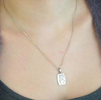 Srebrny medalik komunijny próby 925 z dziewczynką modlącą się. Idealny prezent i pamiątka na Komunię Świętą. Solidny i elegancki (3).JPG