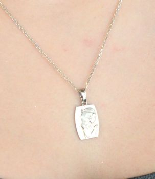 Srebrny medalik komunijny próby 925 z dziewczynką modlącą się. Idealny prezent i pamiątka na Komunię Świętą. Solidny i elegancki (4).JPG