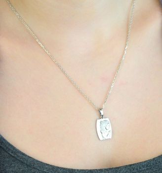 Srebrny medalik komunijny próby 925 z dziewczynką modlącą się. Idealny prezent i pamiątka na Komunię Świętą. Solidny i elegancki (5).JPG