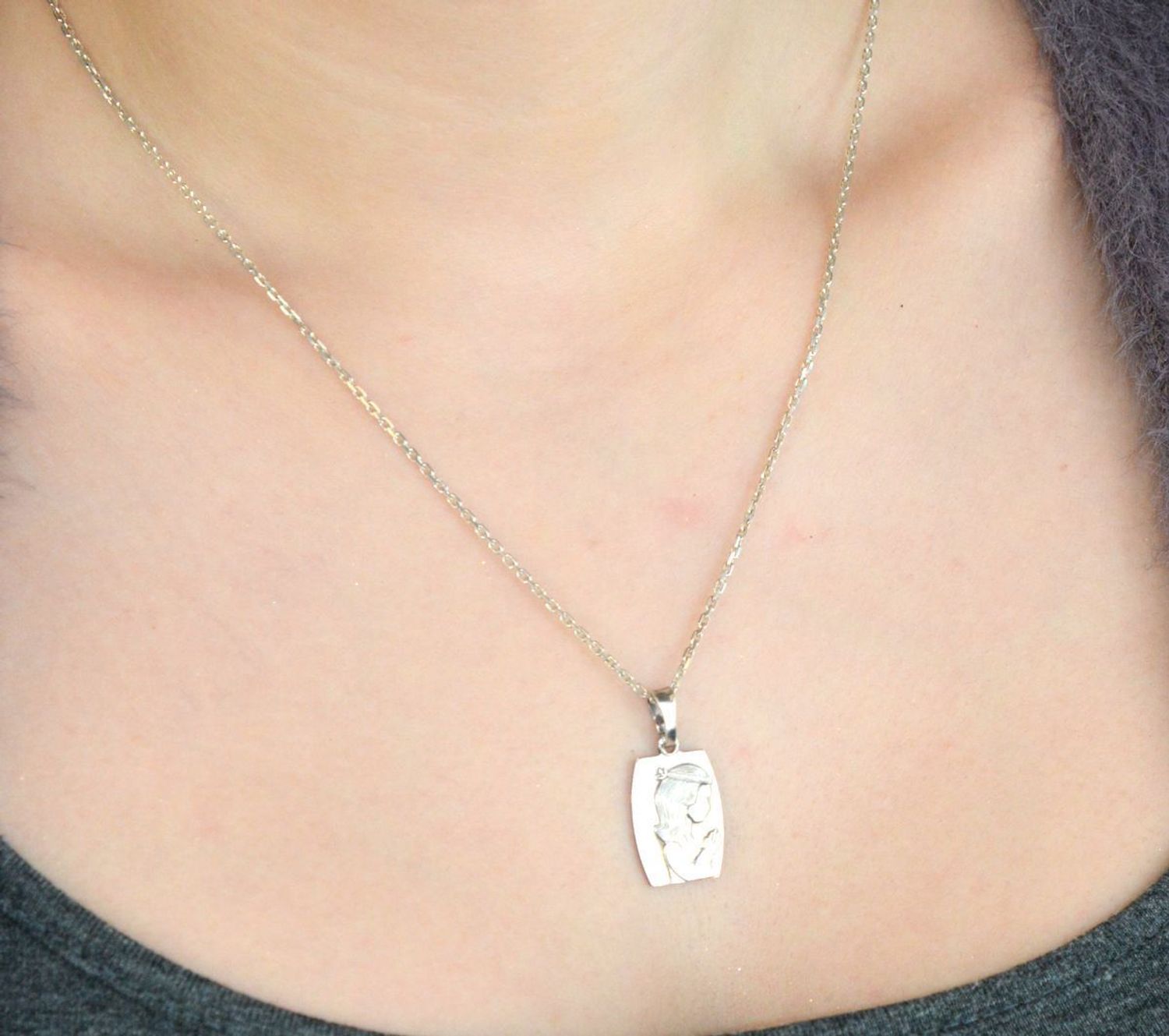 Srebrny medalik komunijny próby 925 DIA-ZAW-KOMUNIA-925 – dziewczynka modląca się.jpg