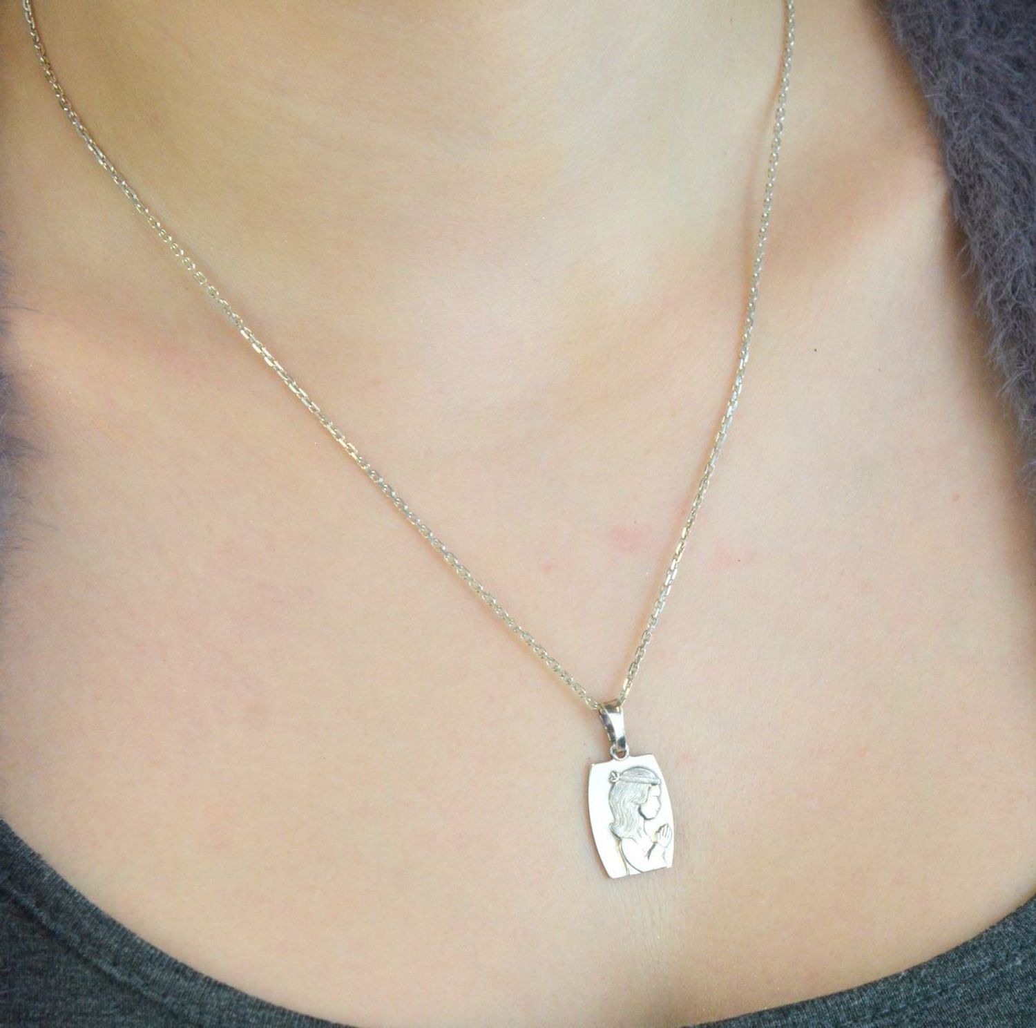 Srebrny medalik komunijny próby 925 DIA-ZAW-KOMUNIA-925 – dziewczynka modląca się.jpg